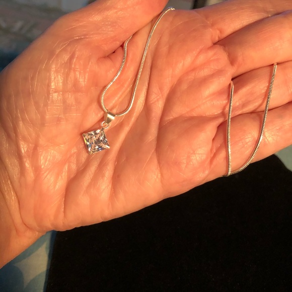 NWT Beautiful Diamond Shaped Diamond simulant. - Picture 2 of 15